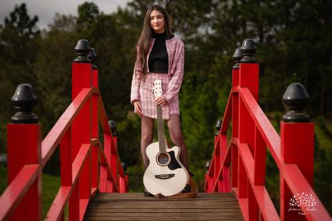 ensaio de 15 anos - fotografia de debutante - Ana Julia - violão José Bezerra - chácara da família Fiss - vestido de princesa - fotos de 15 anos - Antonio Rocha Fotografias -  memórias de 15 anos - sessão de fotos - Pelotas - Ensaio Externo - Cabine'
