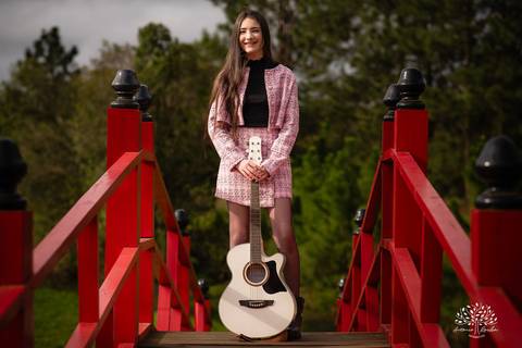 ensaio de 15 anos - fotografia de debutante - Ana Julia - violão José Bezerra - chácara da família Fiss - vestido de princesa - fotos de 15 anos - Antonio Rocha Fotografias -  memórias de 15 anos - sessão de fotos - Pelotas - Ensaio Externo - Cabine'
