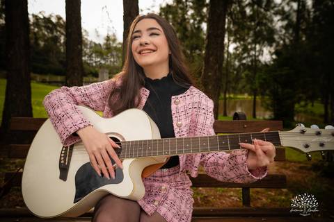 ensaio de 15 anos - fotografia de debutante - Ana Julia - violão José Bezerra - chácara da família Fiss - vestido de princesa - fotos de 15 anos - Antonio Rocha Fotografias -  memórias de 15 anos - sessão de fotos - Pelotas - Ensaio Externo - Cabine'