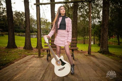 ensaio de 15 anos - fotografia de debutante - Ana Julia - violão José Bezerra - chácara da família Fiss - vestido de princesa - fotos de 15 anos - Antonio Rocha Fotografias -  memórias de 15 anos - sessão de fotos - Pelotas - Ensaio Externo - Cabine'