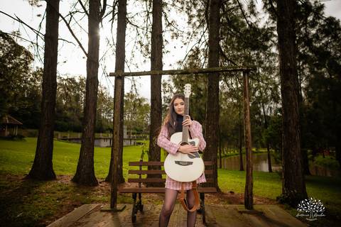 ensaio de 15 anos - fotografia de debutante - Ana Julia - violão José Bezerra - chácara da família Fiss - vestido de princesa - fotos de 15 anos - Antonio Rocha Fotografias -  memórias de 15 anos - sessão de fotos - Pelotas - Ensaio Externo - Cabine'