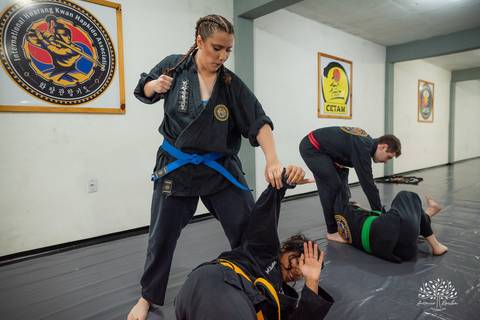 ensaio 15 anos - fotografia de 15 anos - Ana Carolina - personalidade forte - hapkido - ensaio personalizado - Antonio Rocha Fotografias - Cafeteria do Engenho - fotos com amigos - fotos de família – Pelotas – Antonio Rocha Fotografias - Debutante'