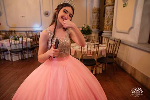 festa - 15 anos - Ana Julia - debutante - vestido - escadaria - Aleluia - dança - celebração - família - amigos - cliques - presentes - emoção - carinho - Antonio Rocha Fotografias – Pelotas – Clube Caixeral - Debutante Cantora - Violão'