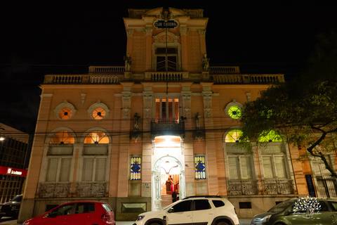 festa - 15 anos - Ana Julia - debutante - vestido - escadaria - Aleluia - dança - celebração - família - amigos - cliques - presentes - emoção - carinho - Antonio Rocha Fotografias – Pelotas – Clube Caixeral - Debutante Cantora - Violão'