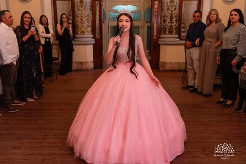 festa - 15 anos - Ana Julia - debutante - vestido - escadaria - Aleluia - dança - celebração - família - amigos - cliques - presentes - emoção - carinho - Antonio Rocha Fotografias – Pelotas – Clube Caixeral - Debutante Cantora - Violão'