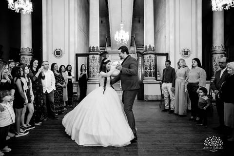 festa - 15 anos - Ana Julia - debutante - vestido - escadaria - Aleluia - dança - celebração - família - amigos - cliques - presentes - emoção - carinho - Antonio Rocha Fotografias – Pelotas – Clube Caixeral - Debutante Cantora - Violão'