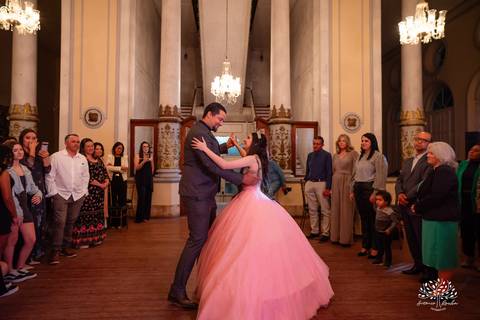 festa - 15 anos - Ana Julia - debutante - vestido - escadaria - Aleluia - dança - celebração - família - amigos - cliques - presentes - emoção - carinho - Antonio Rocha Fotografias – Pelotas – Clube Caixeral - Debutante Cantora - Violão'