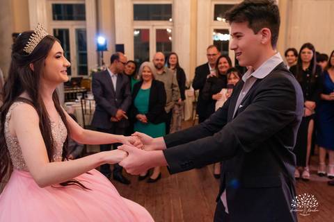 festa - 15 anos - Ana Julia - debutante - vestido - escadaria - Aleluia - dança - celebração - família - amigos - cliques - presentes - emoção - carinho - Antonio Rocha Fotografias – Pelotas – Clube Caixeral - Debutante Cantora - Violão'