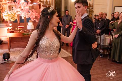 festa - 15 anos - Ana Julia - debutante - vestido - escadaria - Aleluia - dança - celebração - família - amigos - cliques - presentes - emoção - carinho - Antonio Rocha Fotografias – Pelotas – Clube Caixeral - Debutante Cantora - Violão'