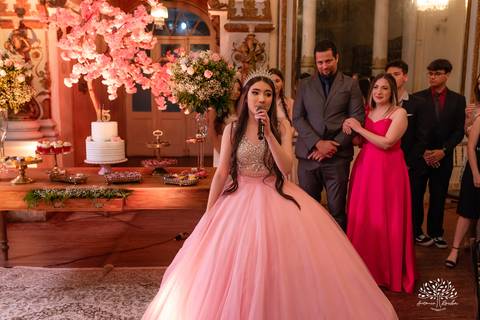 festa - 15 anos - Ana Julia - debutante - vestido - escadaria - Aleluia - dança - celebração - família - amigos - cliques - presentes - emoção - carinho - Antonio Rocha Fotografias – Pelotas – Clube Caixeral - Debutante Cantora - Violão'