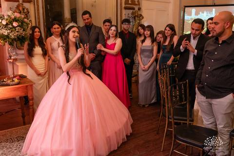 festa - 15 anos - Ana Julia - debutante - vestido - escadaria - Aleluia - dança - celebração - família - amigos - cliques - presentes - emoção - carinho - Antonio Rocha Fotografias – Pelotas – Clube Caixeral - Debutante Cantora - Violão'