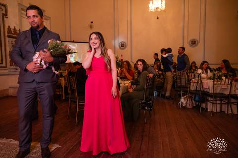 festa - 15 anos - Ana Julia - debutante - vestido - escadaria - Aleluia - dança - celebração - família - amigos - cliques - presentes - emoção - carinho - Antonio Rocha Fotografias – Pelotas – Clube Caixeral - Debutante Cantora - Violão'