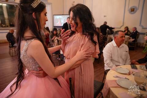 festa - 15 anos - Ana Julia - debutante - vestido - escadaria - Aleluia - dança - celebração - família - amigos - cliques - presentes - emoção - carinho - Antonio Rocha Fotografias – Pelotas – Clube Caixeral - Debutante Cantora - Violão'