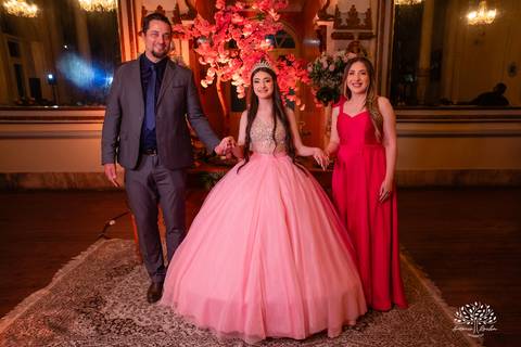 festa - 15 anos - Ana Julia - debutante - vestido - escadaria - Aleluia - dança - celebração - família - amigos - cliques - presentes - emoção - carinho - Antonio Rocha Fotografias – Pelotas – Clube Caixeral - Debutante Cantora - Violão'