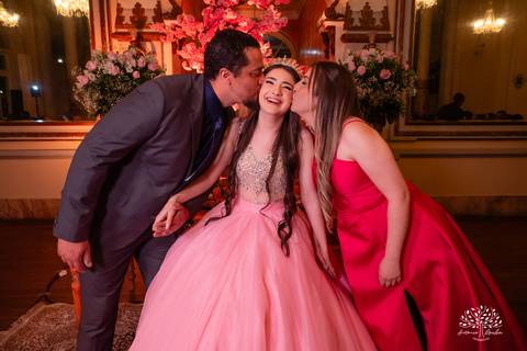 festa - 15 anos - Ana Julia - debutante - vestido - escadaria - Aleluia - dança - celebração - família - amigos - cliques - presentes - emoção - carinho - Antonio Rocha Fotografias – Pelotas – Clube Caixeral - Debutante Cantora - Violão'