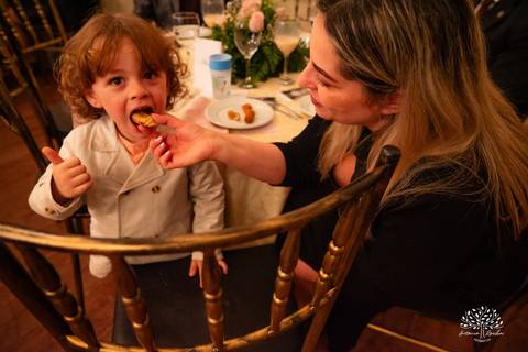 festa - 15 anos - Ana Julia - debutante - vestido - escadaria - Aleluia - dança - celebração - família - amigos - cliques - presentes - emoção - carinho - Antonio Rocha Fotografias – Pelotas – Clube Caixeral - Debutante Cantora - Violão'