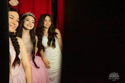 festa - 15 anos - Ana Julia - debutante - vestido - escadaria - Aleluia - dança - celebração - família - amigos - cliques - presentes - emoção - carinho - Antonio Rocha Fotografias – Pelotas – Clube Caixeral - Debutante Cantora - Violão'