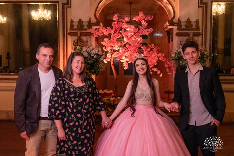 festa - 15 anos - Ana Julia - debutante - vestido - escadaria - Aleluia - dança - celebração - família - amigos - cliques - presentes - emoção - carinho - Antonio Rocha Fotografias – Pelotas – Clube Caixeral - Debutante Cantora - Violão'