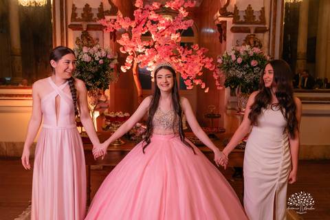 festa - 15 anos - Ana Julia - debutante - vestido - escadaria - Aleluia - dança - celebração - família - amigos - cliques - presentes - emoção - carinho - Antonio Rocha Fotografias – Pelotas – Clube Caixeral - Debutante Cantora - Violão'