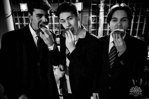 festa - 15 anos - Ana Julia - debutante - vestido - escadaria - Aleluia - dança - celebração - família - amigos - cliques - presentes - emoção - carinho - Antonio Rocha Fotografias – Pelotas – Clube Caixeral - Debutante Cantora - Violão'