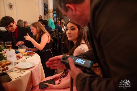 festa - 15 anos - Ana Julia - debutante - vestido - escadaria - Aleluia - dança - celebração - família - amigos - cliques - presentes - emoção - carinho - Antonio Rocha Fotografias – Pelotas – Clube Caixeral - Debutante Cantora - Violão'