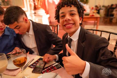 festa - 15 anos - Ana Julia - debutante - vestido - escadaria - Aleluia - dança - celebração - família - amigos - cliques - presentes - emoção - carinho - Antonio Rocha Fotografias – Pelotas – Clube Caixeral - Debutante Cantora - Violão'