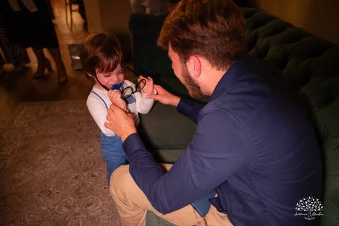 festa - 15 anos - Ana Julia - debutante - vestido - escadaria - Aleluia - dança - celebração - família - amigos - cliques - presentes - emoção - carinho - Antonio Rocha Fotografias – Pelotas – Clube Caixeral - Debutante Cantora - Violão'