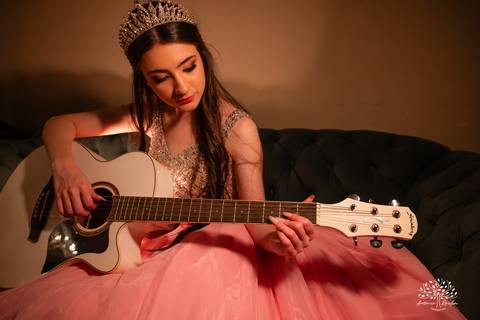 festa - 15 anos - Ana Julia - debutante - vestido - escadaria - Aleluia - dança - celebração - família - amigos - cliques - presentes - emoção - carinho - Antonio Rocha Fotografias – Pelotas – Clube Caixeral - Debutante Cantora - Violão'