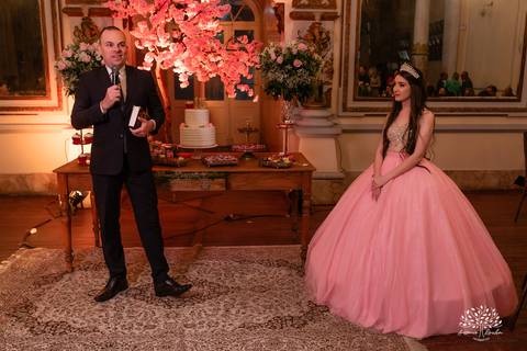 festa - 15 anos - Ana Julia - debutante - vestido - escadaria - Aleluia - dança - celebração - família - amigos - cliques - presentes - emoção - carinho - Antonio Rocha Fotografias – Pelotas – Clube Caixeral - Debutante Cantora - Violão'