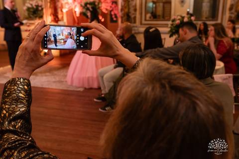 festa - 15 anos - Ana Julia - debutante - vestido - escadaria - Aleluia - dança - celebração - família - amigos - cliques - presentes - emoção - carinho - Antonio Rocha Fotografias – Pelotas – Clube Caixeral - Debutante Cantora - Violão'