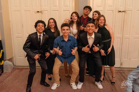 festa - 15 anos - Ana Julia - debutante - vestido - escadaria - Aleluia - dança - celebração - família - amigos - cliques - presentes - emoção - carinho - Antonio Rocha Fotografias – Pelotas – Clube Caixeral - Debutante Cantora - Violão'