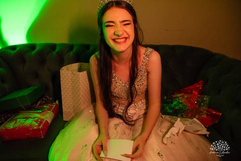 festa - 15 anos - Ana Julia - debutante - vestido - escadaria - Aleluia - dança - celebração - família - amigos - cliques - presentes - emoção - carinho - Antonio Rocha Fotografias – Pelotas – Clube Caixeral - Debutante Cantora - Violão'