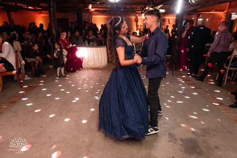 15 anos - Bruna - celebração - Day Spa - família - amigos - mesa de doces - emoções - dança - valsa - homenagens - festa - Antonio Rocha Fotografias - Fazenda do Sobrado - São Lourenço do Sul - Pelotas - Dj Guilherme - Vestido Debutante - Fotografia de 15'