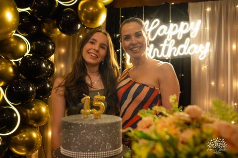 Pelotas- aniversário de 15 anos - festa de debutante - Renata Dalbann - emoção - família e amigos - presente especial - violão - guitarra - sessão de fotos - registro fotográfico - Antonio Rocha Fotografias - amor pela música 
 - Veredas - Salão Pub House'