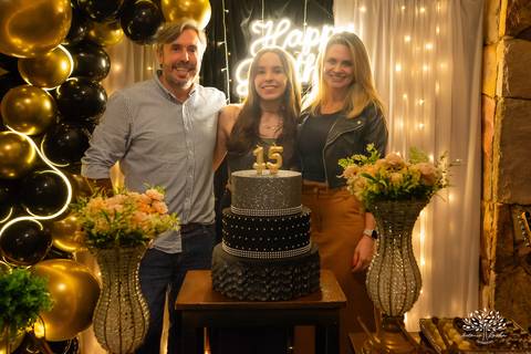 Pelotas- aniversário de 15 anos - festa de debutante - Renata Dalbann - emoção - família e amigos - presente especial - violão - guitarra - sessão de fotos - registro fotográfico - Antonio Rocha Fotografias - amor pela música 
 - Veredas - Salão Pub House'