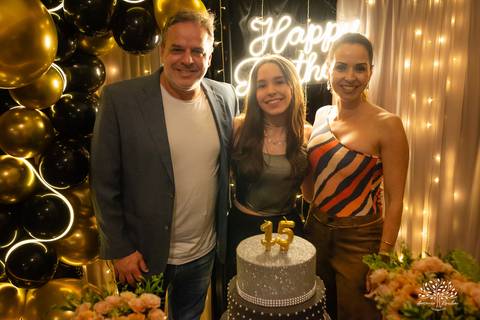 Pelotas- aniversário de 15 anos - festa de debutante - Renata Dalbann - emoção - família e amigos - presente especial - violão - guitarra - sessão de fotos - registro fotográfico - Antonio Rocha Fotografias - amor pela música 
 - Veredas - Salão Pub House'