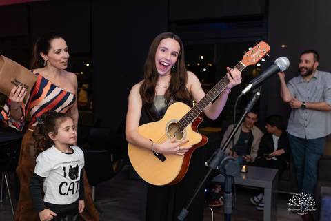 Pelotas- aniversário de 15 anos - festa de debutante - Renata Dalbann - emoção - família e amigos - presente especial - violão - guitarra - sessão de fotos - registro fotográfico - Antonio Rocha Fotografias - amor pela música 
 - Veredas - Salão Pub House'
