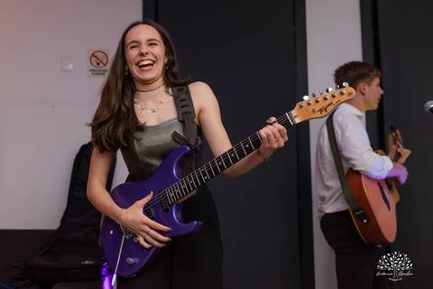 Pelotas- aniversário de 15 anos - festa de debutante - Renata Dalbann - emoção - família e amigos - presente especial - violão - guitarra - sessão de fotos - registro fotográfico - Antonio Rocha Fotografias - amor pela música 
 - Veredas - Salão Pub House'