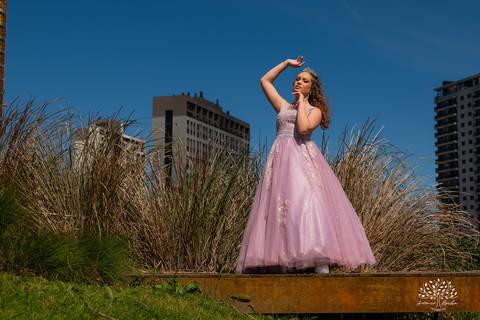ensaio de 15 anos - fotografia de debutantes - retratos femininos - momentos únicos - Parque Una - fotografia ao ar livre - fotógrafo Antonio Rocha - confiança e carinho - fotografia profissional - celebração dos 15 anos - Pelotas'