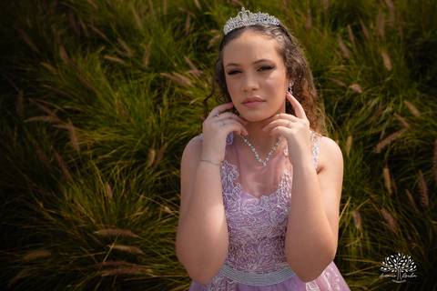 ensaio de 15 anos - fotografia de debutantes - retratos femininos - momentos únicos - Parque Una - fotografia ao ar livre - fotógrafo Antonio Rocha - confiança e carinho - fotografia profissional - celebração dos 15 anos - Pelotas'