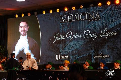 João Vitor - formatura - Medicina - UCPel - colação de grau - recepção - celebração - família - amigos - professores - conquista - emoção - registro - fotografia - discurso - crm - doutor - fotos formatura - trajetória - toga - médico - missa - fenadoce'