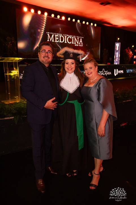 Formatura - Medicina - Maria Vitória - Ensaio de Meio Médico - Prova de Toga - Colação de Grau - Recepção de Formatura - Conquista - Emoção - Fotografia de Formatura - Memórias - Família - Celebração - Gratidão - Antonio Rocha Fotografias - Pelotas - Mavi'