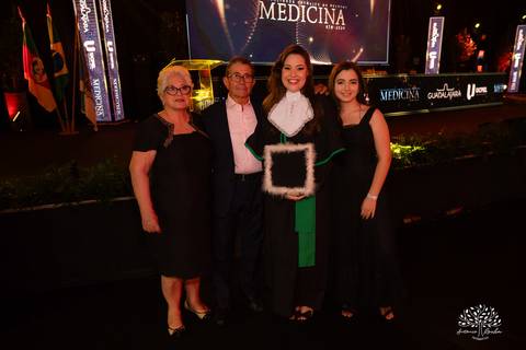Formatura - Medicina - Maria Vitória - Ensaio de Meio Médico - Prova de Toga - Colação de Grau - Recepção de Formatura - Conquista - Emoção - Fotografia de Formatura - Memórias - Família - Celebração - Gratidão - Antonio Rocha Fotografias - Pelotas - Mavi'