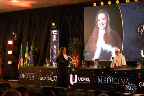 Formatura - Medicina - Maria Vitória - Ensaio de Meio Médico - Prova de Toga - Colação de Grau - Recepção de Formatura - Conquista - Emoção - Fotografia de Formatura - Memórias - Família - Celebração - Gratidão - Antonio Rocha Fotografias - Pelotas - Mavi'