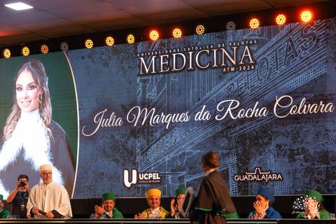 celebração - colação de grau - Centro de Eventos da Fenadoce - Igreja da Luz - Bodega da XV - conquista - emoção - medicina - registro fotográfico - memórias - fotografia de formatura - Antonio Rocha Fotografias - Pelotas'