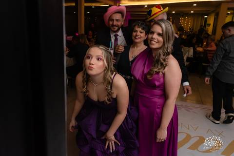 debutante - aniversário de 15 anos - Gabriela - making of - valsa - família - amigos - recepção calorosa - noite inesquecível - emoção - dança - coreografias  - fotografia de 15 anos – Antonio Rocha Fotografias - Pelotas - Las Palmas - Espaço Mayer'