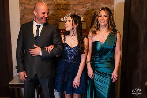 cliques 15 anos - festa de debutante - ensaio pré-festa - Quinta Dom Manuel - Essence Beauty - valsa com o pai - dança com as amigas - pista de dança - confetes coloridos - parabéns 15 anos - fotografia de debutante - Antonio Rocha Fotografias - Pelotas'