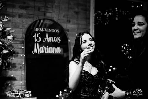 cliques 15 anos - festa de debutante - ensaio pré-festa - Quinta Dom Manuel - Essence Beauty - valsa com o pai - dança com as amigas - pista de dança - confetes coloridos - parabéns 15 anos - fotografia de debutante - Antonio Rocha Fotografias - Pelotas'