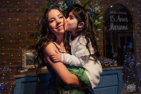 cliques 15 anos - festa de debutante - ensaio pré-festa - Quinta Dom Manuel - Essence Beauty - valsa com o pai - dança com as amigas - pista de dança - confetes coloridos - parabéns 15 anos - fotografia de debutante - Antonio Rocha Fotografias - Pelotas'