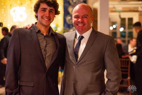 cliques 15 anos - festa de debutante - ensaio pré-festa - Quinta Dom Manuel - Essence Beauty - valsa com o pai - dança com as amigas - pista de dança - confetes coloridos - parabéns 15 anos - fotografia de debutante - Antonio Rocha Fotografias - Pelotas'